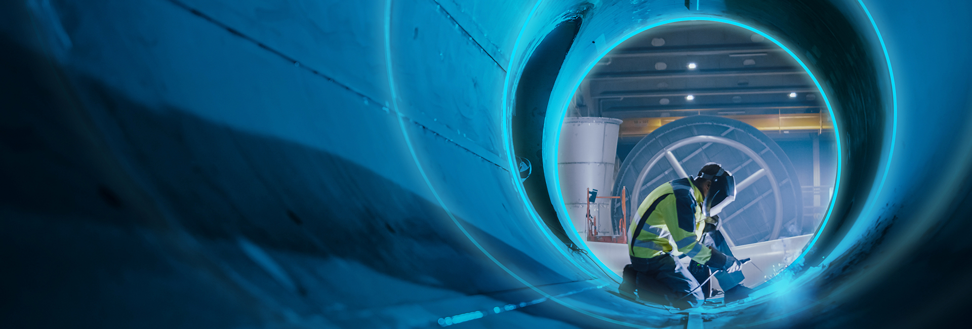 Simulationstechnologie für die Sicherheit in der Fertigung > Fabrikarbeiter bei der Reparatur eines Rohrs > Dassault Systèmes®