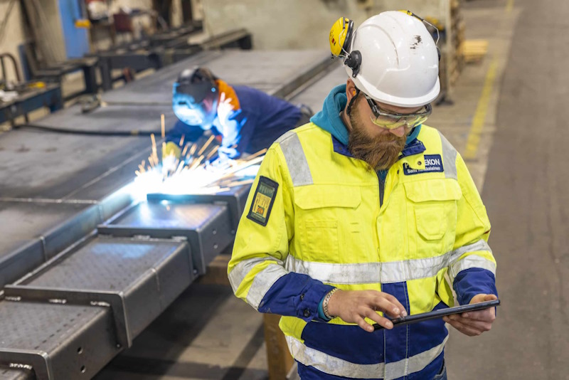 Premekon employee reviewing design plans for sustainable industrial service platforms on the 3DEXPERIENCE platform
