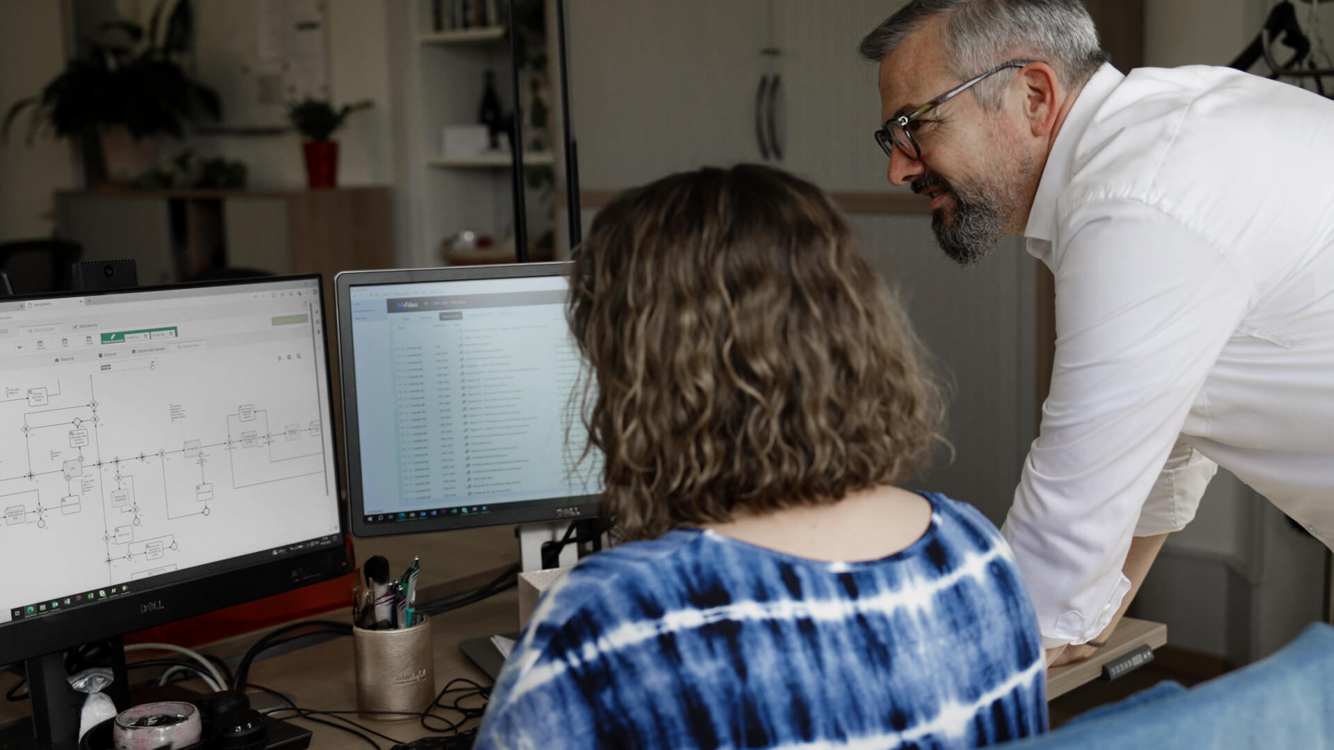 Les membres de l'équipe collaborent dans un établissement psychiatrique moderne, en mettant l'accent sur la sécurité des patients et l'efficacité opérationnelle à la CNP.