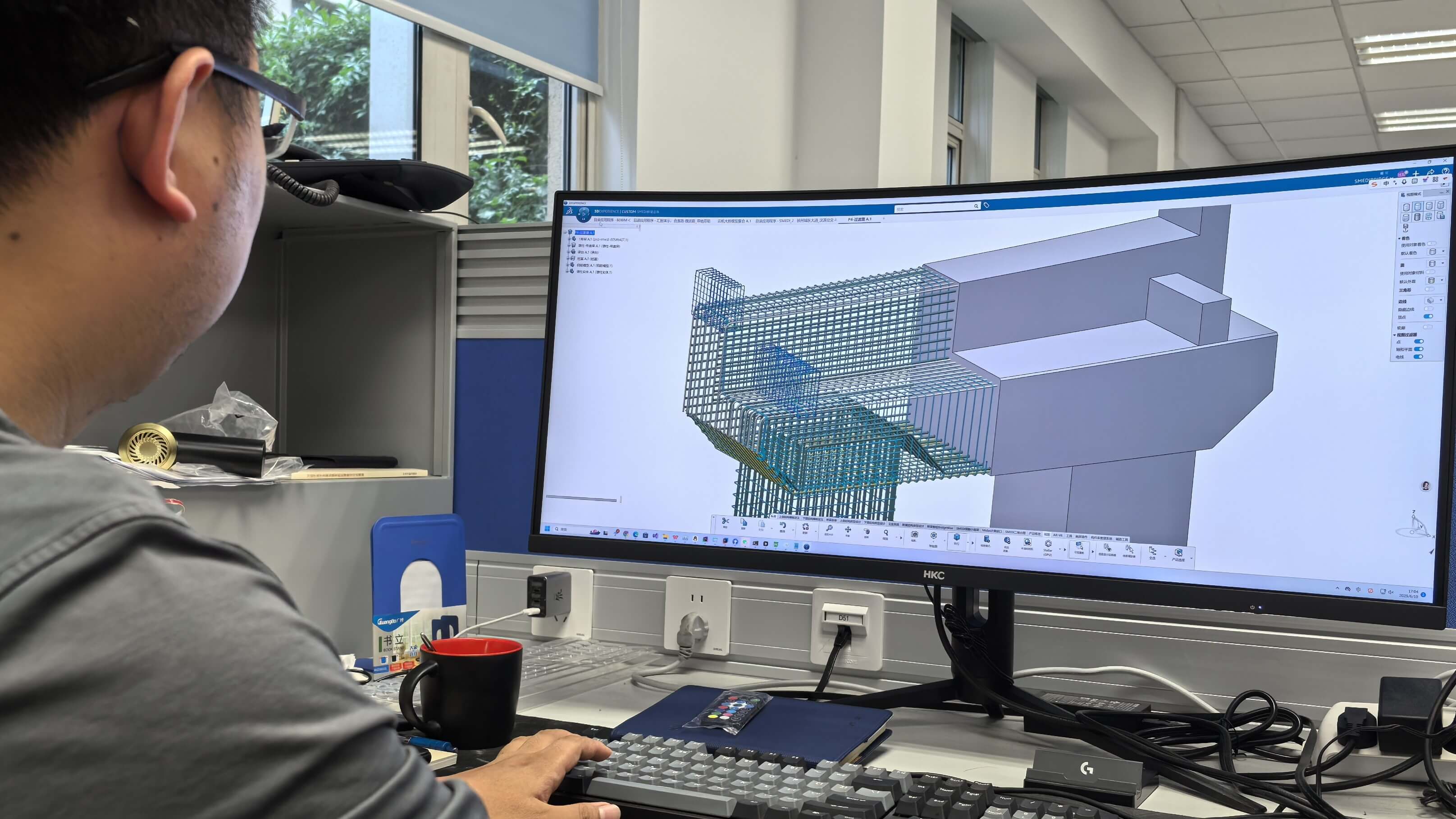 SMEDI employee working on a infrastructure project on the platform alllowing coordination of data across multiple departments > Dassault Systèmes