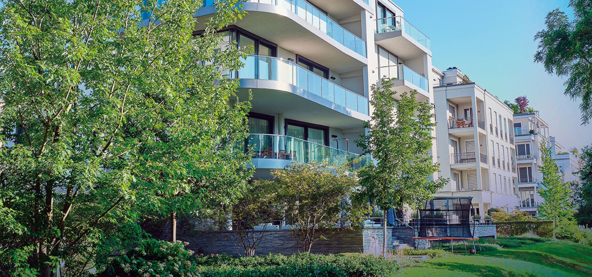 Virtual Twin of a modern city skyline showcasing smart infrastructure and sustainable energy solutions.