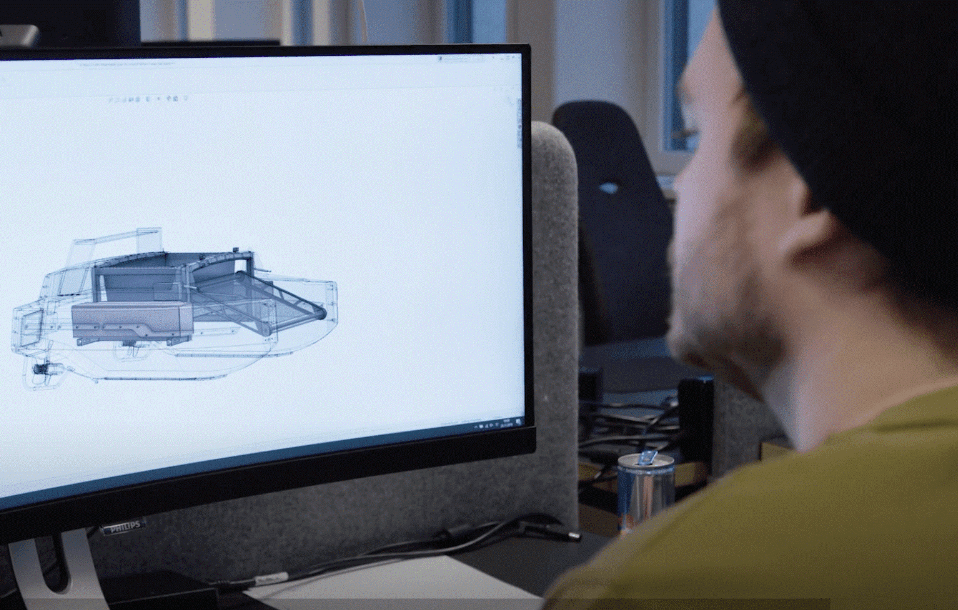 Ingénieur travaillant sur des solutions innovantes pour préserver les océans grâce à la prévention efficace des déchets plastiques