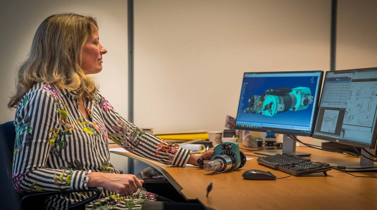 Van Dam Machine woman working on CATIA V5 cup printing machine > Dassault Systemes