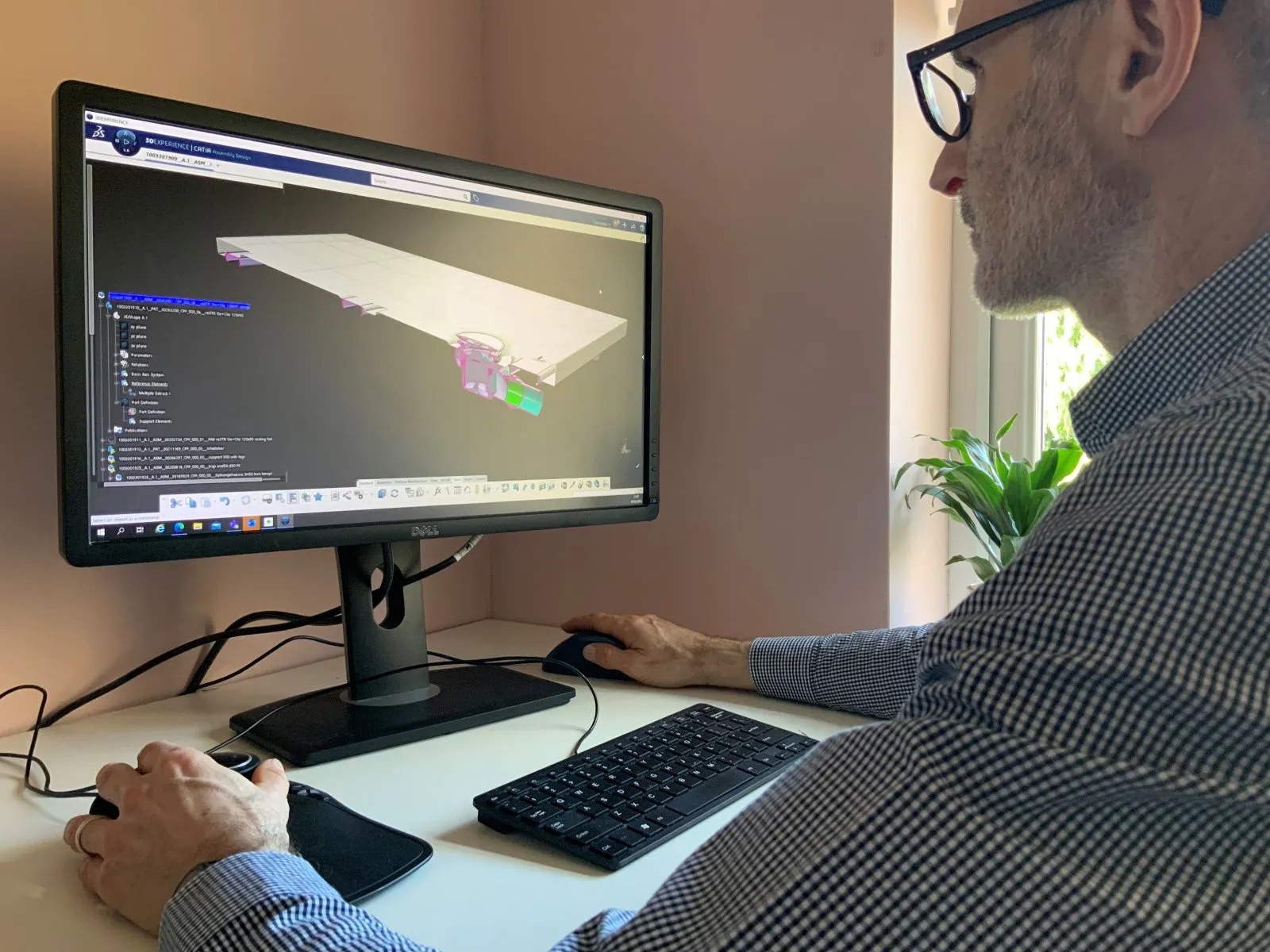 Designer using CATIA on the 3DEXPERIENCE platform to model Geberit’s Olona ceramic shower tray with flowing surface design.