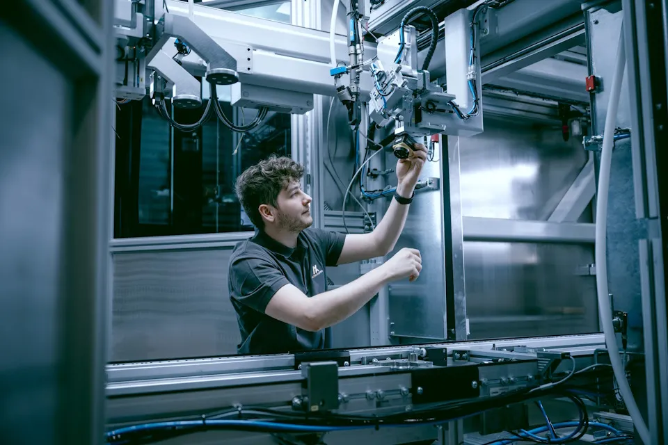 Automation Express employee working > Dassault Systèmes