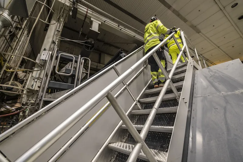  Steel staircase designed for industrial service platforms by Premekon, enhancing safety and access in manufacturing environments