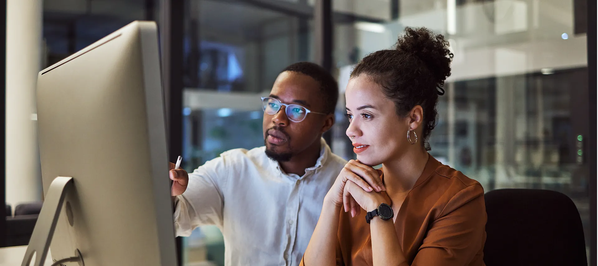 コンピューターで GEOVIA ソリューションを見ている人。