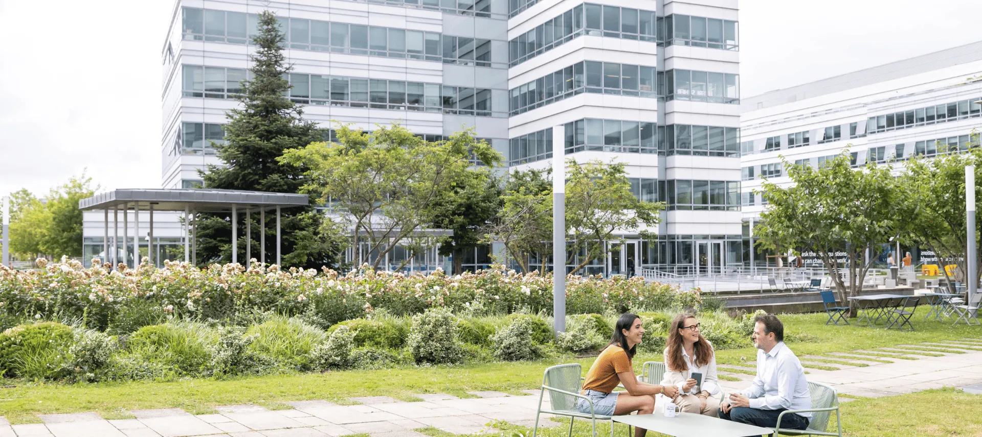 문화와 가치 - 자전거를 타며 토론하는 웃는 사람들 > 다쏘시스템