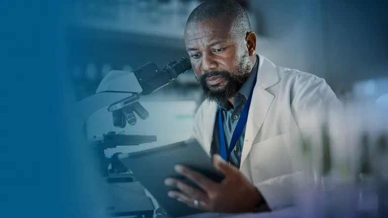 Professional healthcare working in lab > Dassault Systèmes