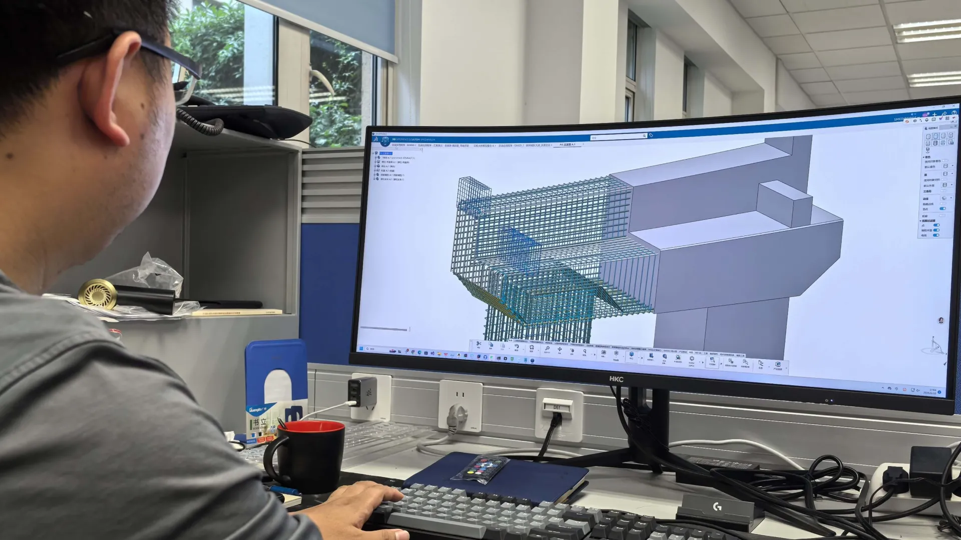 SMEDI employee working on a infrastructure project on the platform alllowing coordination of data across multiple departments > Dassault Systèmes