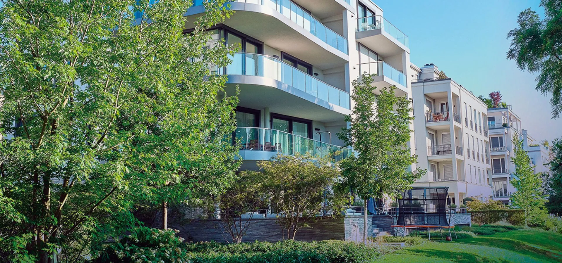 Virtual Twin of a modern city skyline showcasing smart infrastructure and sustainable energy solutions.