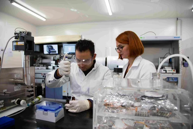 Dracula Technologies team working on innovative energy-harvesting solutions