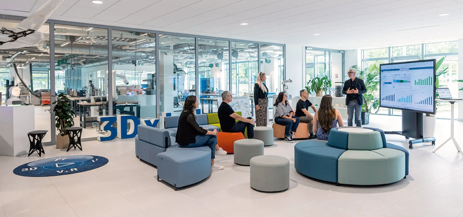 3DEXPERIENCE LAB team collaborating using the 3DEXPERIENCE platform on a monitor