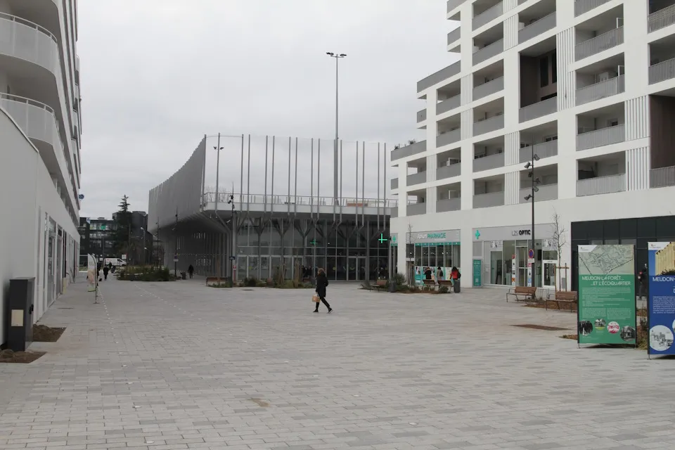 Simone Veil Square in Meudon before transformation, showing paved surfaces with minimal greenery > Dassault Systemes