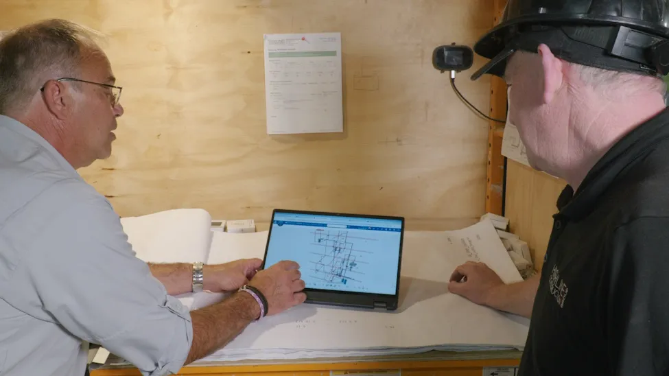 BOXXCRAFT - construction site worker using 3DEXPERIENCE platform on iPad - Dassault Systemes