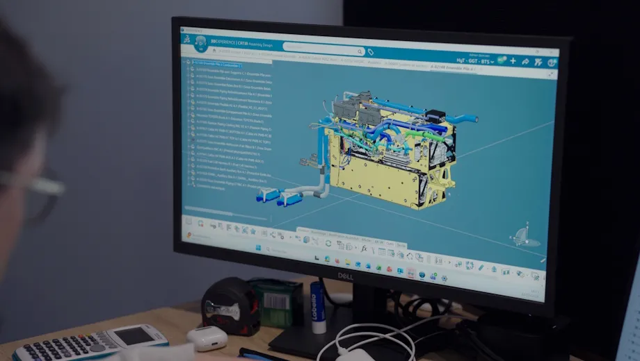 Engineer using CATIA on the 3DEXPERIENCE platform to design a hydrogen truck battery powertrain assembly.