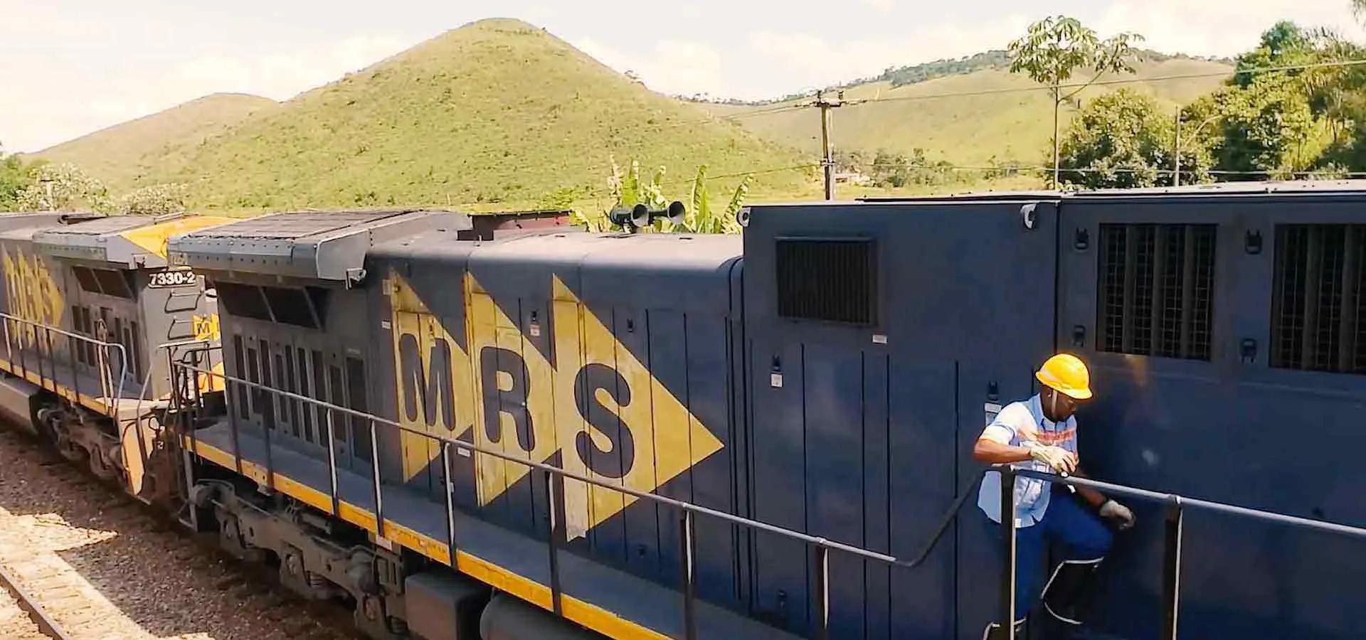 MRS Logística freight train transporting iron ore in Brazil, optimized with DELMIA solutions from Dassault Systèmes.