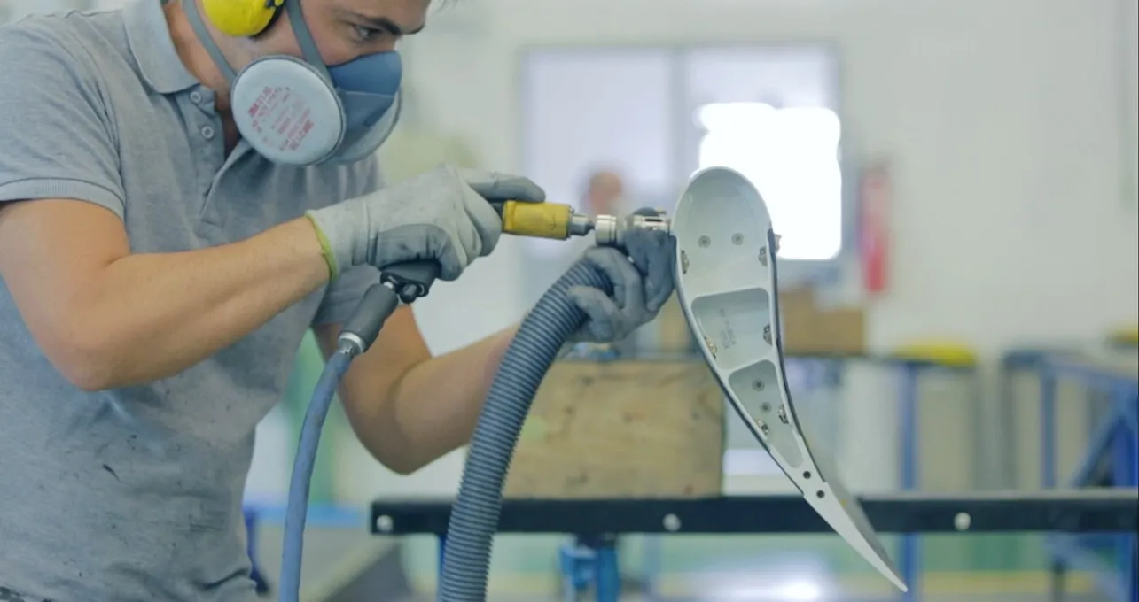 Aciturri airframe supplier Sonaca shopfloor worker on aerostructure > Dassault Systemes