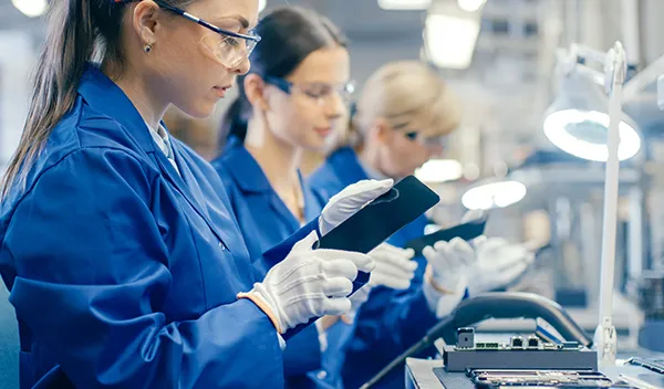 Workers on manufacturing line assembling materials > Carbon-free production > Dassault Systèmes®