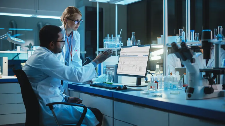 BIOVIA ONE Lab で作業している研究者たち > ダッソー・システムズ