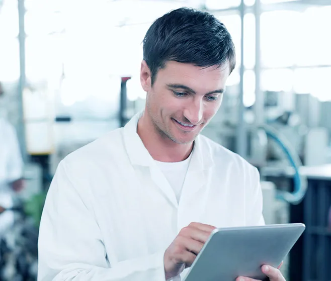 BIOVIA Scientist holding tablet in lab > Dassault Systemes