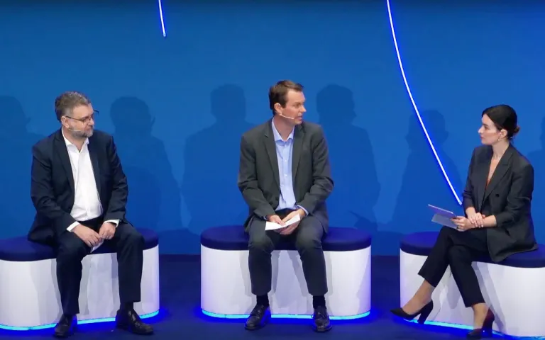 Sanofi's transformation journey with the virtual twin of the factory > Life Sciences & Healthcare > Dassault Systèmes