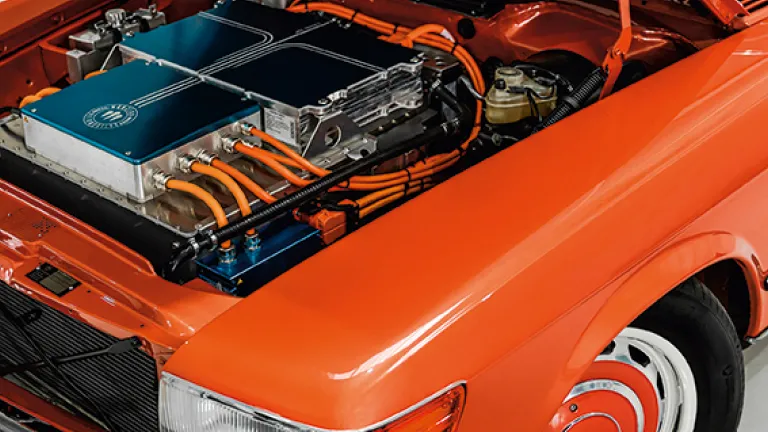 Clarins’ modular Sainte-Savine factory using DELMIA Apriso for smart, sustainable cosmetics manufacturing.