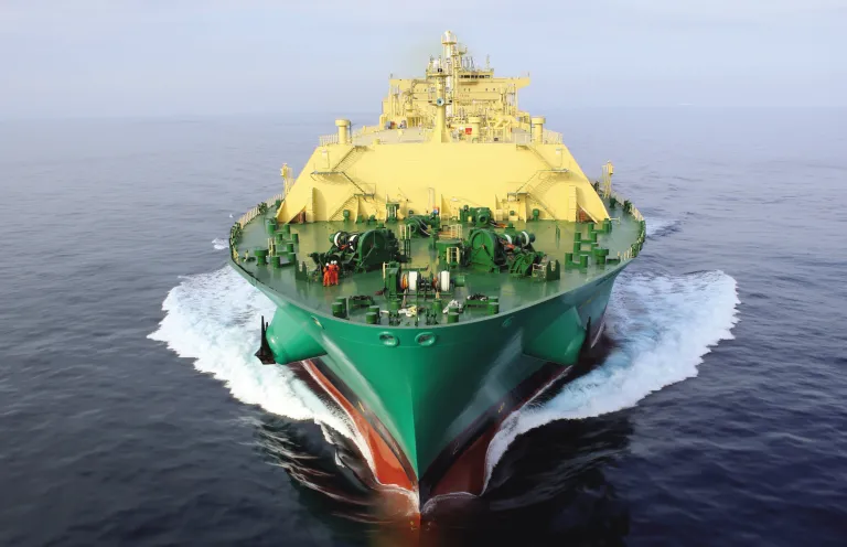 Large cargo ship at sea, representing Bureau Veritas using 3DEXPERIENCE platform for ship modeling and meshing workflows