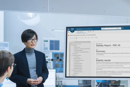 Stakeholder explaining importance of documentmanagement in PLM