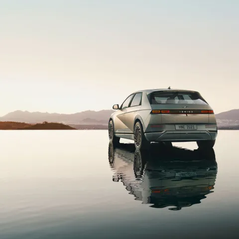 盐湖面上的现代 SUV 汽车