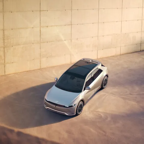 工业水泥地面上的现代 SUV