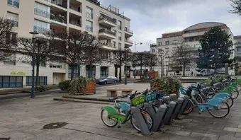 Tony de Graaff Square in Meudon before redesign, showing paved plaza with little shade or vegetation > Dassault Systemes